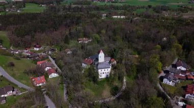 Luftaufnahme Burg Elkofen a uch Schloss Elkofen, Unterelkofen, Oelkofen genannt, besten erhaltenen Burgen in Oberbayern, besten Ort Unterelkofen, Stadt Grafing bei Muenchen, Landkreis Ebersberg. 