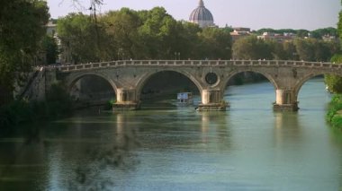 Roma 'daki tarihi Rönesans köprüsü Ponte Sisto, Trastevere' i şehir merkezine bağlayan Tiber Nehri 'ni geçer. Özellikle güneşli Eylül aylarında, kemerleri ve güzel manzaralarıyla ünlü olan popüler mekanı.. 