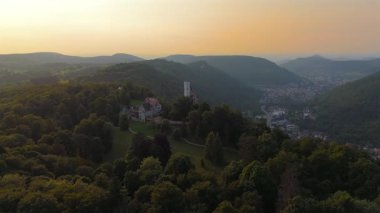 19. yüzyılda yapılmış tarihi Lichtenstein Kalesi 'nin insansız hava aracı görüntüleri. Güney Alman Swabian Alpleri 'nde kayalık bir uçurumda akşam güneşinin altında güzel bir şekilde parlıyordu..