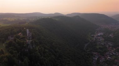 Luftaufnahme Schloss Lichtenstein, Honau, Baden-Wuerttemberg, Deutschland 'da. Luftbild bei Sonnenuntergang mit Drohne. Maerchenschloss auf der Schwaebischen Alb mit Blick in Echaztal. 