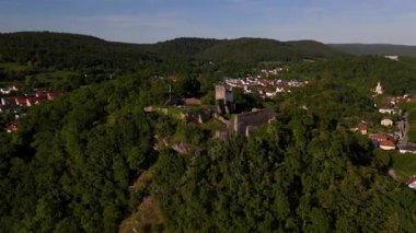 Donaustauf Kalesi 'nin havadan görünüşü Almanya' nın Yukarı Palatinate kentindeki Donaustauf yakınlarındaki Tuna Nehri 'ne bakan 424 metre yüksekliğindeki tepenin üzerindedir. Çarpıcı panoramik manzaralı tarihi ortaçağ kalesi. 