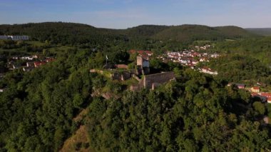 Burgruine Donaustauf 'un insansız hava aracı görüntüsü, Almanya' nın Bavyera eyaletinde Tuna Nehri üzerinde 424 metrelik bir dağ sırtındaki ortaçağ şatosu. Zengin tarihi ve doğası olan kültürel anıt.. 