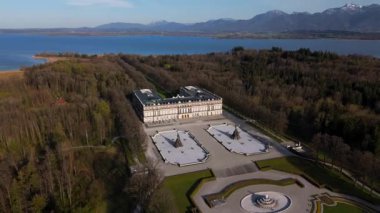 Herreninsel im Chiemsee, Deutschland 'deki Herrenchiemsee New Palace, Bavarias Versailles hava manzarası. Etrafı Chiemsee Gölü, kraliyet bahçeleri ve bahar manzaralarıyla çevrili. Turist yok, sezon dışı.. 