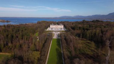Herreninsel im Chiemsee, Deutschland 'deki Herrenchiemsee New Palace, Bavarias Versailles hava manzarası. Etrafı Chiemsee Gölü, kraliyet bahçeleri ve bahar manzaralarıyla çevrili. Turist yok, sezon dışı.. 