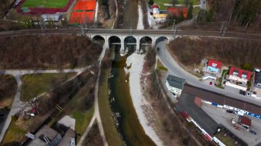 Traunsteiner Viadukt Eisenbahnbruecke der Bahnstrecke Rosenheim - Salzburg. Hoechste Bruecke der Bayerischen Maximiliansbahn und gilt als Wahrzeichen Traunsteins. Luftaufnahme, Deutschland, Bayern. 