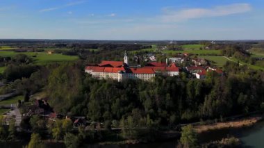 Luftaufnahme Kirche St. Michael im Attel, Stadtgemeinde Wasserburg am Inn, Landkreis Rosenheim, ehemalige Kirche Benediktinerabtei. Heute ist sie Pfarrkirche Pfarrei Attel im Pfarrverband Edling. 