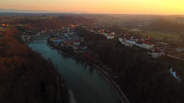 Burghausen, Bayern, Deutschland 'ın havadan görünüşü, günbatımında dünyanın en uzun şatosu, Salzach Nehri, Lindacher Bruecke, Historischer Stadtplatz, ve eski şehir. Büyüleyici Avrupa mücevheri. 