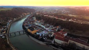 Burghausen, Bavyera, Almanya 'nın hava manzarasında günbatımında Salzach Nehri, Lindacher Köprüsü, Historischer Stadtplatz ve büyüleyici eski bir kasaba yer almaktadır. Manzaralı Avrupa mücevheri. 