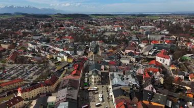 Stadtpfarrkirche St. Oswald barocke Kirche Oberbayern, Deutschland, Luftaufnahme 'de Traunstein' de. Traunstein Luftbildansicht 'deki Stadtplatz gibi. Almanya 'daki Traunstein şehir merkezinin hava görüntüsü. 
