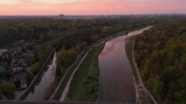 Münih 'teki Grosshesseloher Bruecke' nin insansız hava aracı panorama luftaufnahme 'si. Tarihi demiryolu köprüsü, bisiklet yolu, Isar Nehri ve dramatik günbatımı gökyüzü. Bavyera 'da mükemmel seyahat sahnesi. 