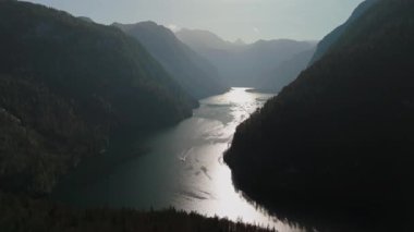 Drone, Schonau am Koenigssee, Berchtesgadener Toprakları, Bavyera, Almanya 'da Konigssee üzerinde ateş açtı. Bu fiyort benzeri dağ gölü Berchtesgaden Ulusal Parkı 'ndaki dramatik tepe ve ormanların ortasında yer alır.. 