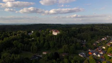 Ortenburg, Bavyera 'daki Alt-Ortenburg Kalesi üzerinde uçuyor. Passau kırsalının korunmuş mimarisi, müzesi ve hava manzaralı tarihi tepe kalesi. Luftaufnahme Schloss Ortenburg, Almanya