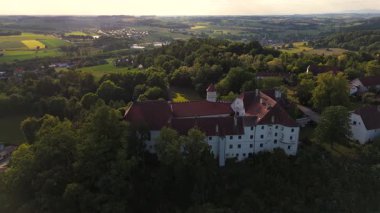Aşağı Bavyera 'daki Ortenburg Kalesi' ndeki İHA görüntüleri Alt-Ortenburg ve Vorderschloss 'u gösteriyor. Rönesans mimarisi, kale bahçesi. Luftaufnahme Schloss Ortenburg, Marktes Ortenburg, Deutschland. 