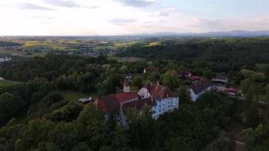 Luftaufnahme Schloss Ortenburg, Alt-Ortenburg, Vorderschloss in Marktes Ortenburg im Landkreis Passau, Niederbayern, Deutschland. Almanya, Bavyera 'daki Schloss Ortenburg' un hava manzarası. Tepe Şatosu