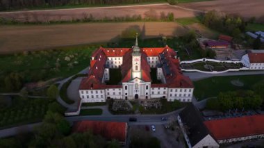 Yukarı Bavyera 'daki Schaeftlarn Abbey ve Praelatengarten parkının insansız hava aracı görüntüleri. Bahçe tasarımı, kırsal alan, yemyeşil tarlalar ve mavi gökyüzü altında kültürel mirası olan tarihi Benedikt manastırı. 