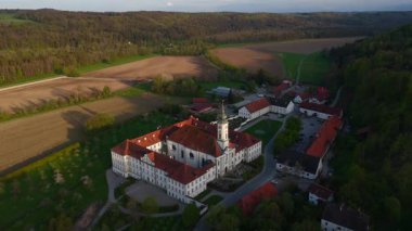 Drohnenansicht des Klosters Schaeftlarn mit dem Praelatengarten einem barocken Parkensemble, Bayern, Deutschland. Umgeben von Natur, Isartal ve kulturellem Erbe Benediktiner. Kloster Schaeftlarn. 
