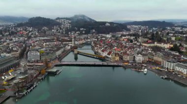 Luftaufnahme von Luzern mit der Seebruecke ueber die Reuss im Zentrum der Stadt. Nebel, Berge ve Vierwaldstaettersee. İdeal fuer Reise, Stadt und Landschaftsaufnahmen. 