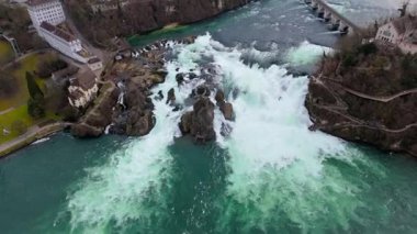 Rhine Falls, Alman Rheinfall hava manzaralı. İsviçre 'deki şelale ve Avrupa' daki en güçlü şelale. Kuzey İsviçre 'de Schaffhausen kasabasının yanındaki High Rhine' de yer almaktadır.