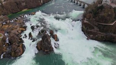 Luftaufnahme des Rheinfalls in der Schweiz. Wasserfall liegt zwischen Neuhausen am Rheinfall und Laufen-Uhwiesen und beeindruckt mit seiner gewaltigen Wasserkraft. Şelalenin havadan görünüşü Rheinfall. 