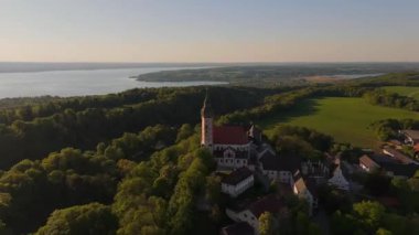 Kloster Andechs 'in Yukarı Bavyera, Almanya' daki Kutsal Dağ 'daki insansız hava aracı görüntüleri. Manastır manzarası, barok kilisesi, Ammersee Gölü ve Münih yakınlarındaki yeşil kırsal bölge. Luftbild Heilige Berg. 