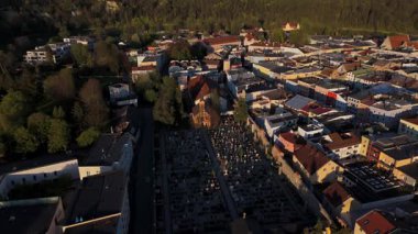 Friedhofskirche 'nin Wasserburg am Inn, Almanya' daki insansız hava aracı görüntüleri. Bu 19. yüzyıl mezarlık kilisesi ve tarihi mezarlık Bavyera kültürüne ve Avrupa tarihine huzurlu bir bakış sunuyor.