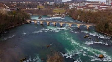 Rheinbruecke bei Laufen Eisenbahn-Bogenbruecke Luftaufnahme im Fruehling, Schweiz, Laufen-Uhwiesen, Neuhausen am Rheinfall. Rheinfallbahn. Rheinbrucke demiryolu köprüsünün hava görüntüsü. 