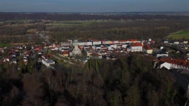 Tittmoning Kalesi 'nin, All Saints Manastırı' nın ve Avusturya sınırı yakınlarındaki Salzach Nehri 'nin tarihi merkezinin insansız hava aracı görüntüleri. Güney Almanya 'da güneşli bir bahar günü. 