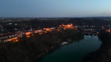 Burghausen bei Nacht. Luftbild der beleuchteten Hoehenburg vom Woehrsee aus. Luftaufnahme Burg zu Burghausen tarihi Wahrzeichen Bayerns im Landkreis Altoetting, Oberbayern, Deutschland 