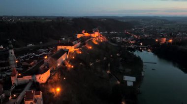 Drohnenaufnahme bei Nacht. Bayern 'de Burg zu Burghausen ueber dem Woehrsee' de öl, Deutschland tarihleri. Avrupa 'nın altını çiz, Altstadt' ın oberbayerischen Landkreis Altoetting. 