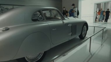 20 Nisan 2022. Münih, Almanya. Aileler ve turistler, 1930 'ların sonlarından kalma efsanevi bir yarış arabasını sergileyen ikonik BMW 328 ile Almanya' nın Münih kentindeki BMW Müzesini keşfediyorlar.. 