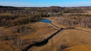 Oberlauf der Wuerm, von Starnberg bis Leutstetten Luftaufnahme. Leutstettener Moos ist Naturschutzgebiet auf Gebiet Ortsteils Leutstetten der Stadt Starnberg Oberbayern, Deutschland, Luftbild. 