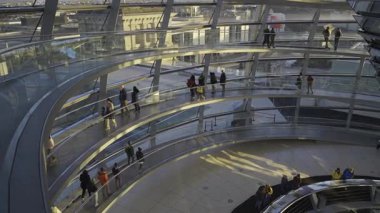 27 Aralık 2023. Berlin, Almanya. Şafakta Reichstag cam kubbesi. Gün batımında Berlin 'deki Bundestag' ın cam kubbesinin içindeki sarmal geçit. Kuppel und Dachterrasse des Reichstagsgebaudes