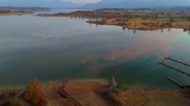 Chiemsee Gölü, Almanya 'nın Bavyera kentinde, Prien am Chiemsee kenti yakınlarında, günbatımında Rosenheim hava manzaralı bir göldür. Bölge, Chiemgau. Luftaufnahme Bayerisches Meer, Bayern 'deki Chiemsee.. 
