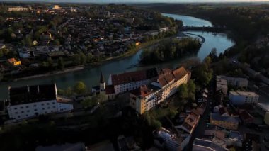 Wasserburg 'da Schloss Wasserburg ve St. Aegidius Şapeli, Bavyera, Almanya' da. Inn Nehri 'nin kıvrımlarına tünemiş tarihi kale, büyüleyici eski kasabanın üzerinde yükseliyor. Luftbild Burg Wasserburg. 