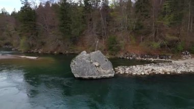 Georgenstein 'in hava manzarası, Almanya' nın Baierbrunn yakınlarındaki Isar Nehri 'nden yükselen devasa bir kaya kütlesi. Doğal bir anıt ve tarihi rafting engeli manzaralı Isartal vadisinde. 