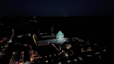 Fuerstenfeldbruck, Bayern 'deki Naechtliche Luftaufnahme des Klosters Fuerstenfeld. Barocke Klosterkirche St. Maria ist eindrucksvoll beleuchtet, aufgenommen bei Daemmerung aus der Vogelperspective. 