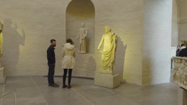 14 Ocak 2024. Münih, Almanya. Innenraum Glyptothek und Ausstellungen im Inneren in Munchen am Konigsplatz, Deutschland. Munchener Glyptothek. Glyptothek Münih antik heykel koleksiyonu. 