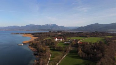 Herreninsel, Chiemsee Gölü, Bavyera, Almanya 'daki eski Augustinian manastırının insansız hava aracı görüntüleri. Herrenwoerth olarak da bilinen Herrenchiemsee Manastırı, çarpıcı doğayla çevrilidir. Kloster Herrenchiemsee