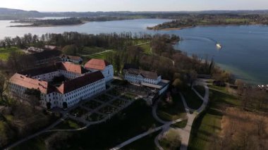 Lage ehemaligen Augustiner-Chorherrenstifts auf der Herreninsel im Chiemsee in Bayern, Luftaufnahme, Deutschland. Kloster Herrenchiemsee auch Herrenwoerth ehemaliges Benediktinerkloster Luftansicht. 