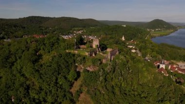Drohnen-Luftbild der Burg Donaustauf, einer mittelalterlichen Hoehenburg auf einem 424 m hohen Huegel uber der Donau im Landkreis Regensburg, Bayern. Geschuetztes Baudenkmal ve Ausflugsziel. 
