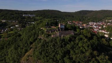 Donaustauf Kalesi 'nin havadan görünüşü Almanya' nın Yukarı Palatinate kentindeki Donaustauf yakınlarındaki Tuna Nehri 'ne bakan 424 metre yüksekliğindeki tepenin üzerindedir. Çarpıcı panoramik manzaralı tarihi ortaçağ kalesi. 