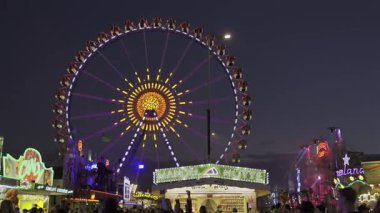 29 Eylül 2024 Münih, Almanya. Willenborg Dönme dolabı akşam saatlerinde Münih 'te Oktoberfest' te. Ekim Festivali 'nin sembolü. Riesenrad auf der Muenchner Withe Abends im Gegenlicht. # İşte oldu #