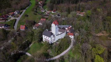 Luftaufnahme Burg Elkofen a uch Schloss Elkofen, Unterelkofen, Oelkofen genannt, besten erhaltenen Burgen in Oberbayern, besten Ort Unterelkofen, Stadt Grafing bei Muenchen, Landkreis Ebersberg. 