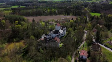 Schloss Elkofen 'in hava manzarası, Burg Elkofen olarak da bilinir, Schloss Elkhofen, Grafing bei Muenchen, Almanya yakınlarında. Bavyera kırsalında yeşil tarlalarla çevrili bir ortaçağ kalesi.. 
