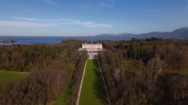Luftaufnahme Neue Schloss Herrenchiemsee ist Baudenkmal in bayerischen Gemeinde Chiemsee auf der Herreninsel. Schlosspark Herrenchiemsee Luftansicht. Bayerischen Versailles Luftbild Almanya 'da. 