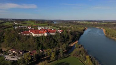 Attel Manastırı 'ndan Luftaufnahme ve Inn Nehri yakınlarındaki Attel Hill' deki St. Michael Kilisesi, Wasserburg am Inn, Bavyera yakınlarında. Tarihi Benedikt bölgesi, manzaralı bahar manzarası, kırsal Almanya cazibesi