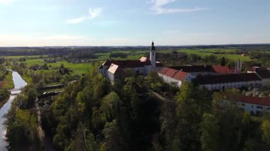 Luftbildaufnahme Kloster Attel bei Wasserburg mit Michaelskirche gehort zu den altesten Kultstatten des weiten Umkreises Wasserburg am Inn, Almanya, Bavyera. Barok mimarisi, bahar manzarası. 