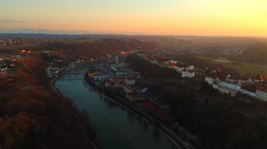 Burghausen, Bavyera, Almanya 'nın hava manzarasında günbatımında Salzach Nehri, Lindacher Köprüsü, Historischer Stadtplatz ve büyüleyici eski bir kasaba yer almaktadır. Manzaralı Avrupa mücevheri. 
