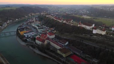 Burghausen, Bayern, Deutschland 'ın havadan görünüşü, günbatımında dünyanın en uzun şatosu, Salzach Nehri, Lindacher Bruecke, Historischer Stadtplatz, ve eski şehir. Büyüleyici Avrupa mücevheri. 