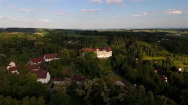 Ortenburg, Bavyera 'daki Alt-Ortenburg Kalesi üzerinde uçuyor. Passau kırsalının korunmuş mimarisi, müzesi ve hava manzaralı tarihi tepe kalesi. Luftaufnahme Schloss Ortenburg, Almanya